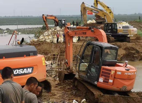 抢险救灾显身手！开挖掘机，我们山东人是认真滴！