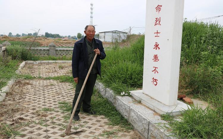 子承父业、代代相传，山东这位老人义务守护2位无名烈士墓60余载