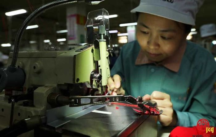 缝纫女工：一针一线　用“匠心”缝制人生