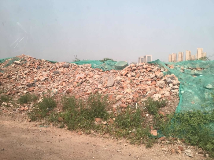 【啄木鸟在行动】济南泰润模具厂附近建筑垃圾裸露未覆盖