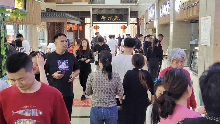 济青高速返程客流有多高？服务区车排队室内比百货大楼还热闹