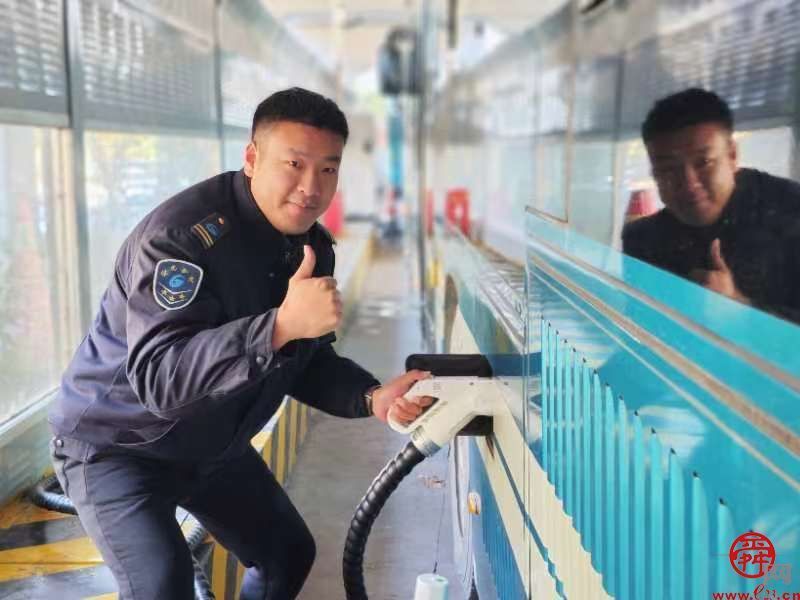 首次握上充电枪，绿色出行献力量一一济南公交集团南部公司山东剧院场站充电桩正式启用