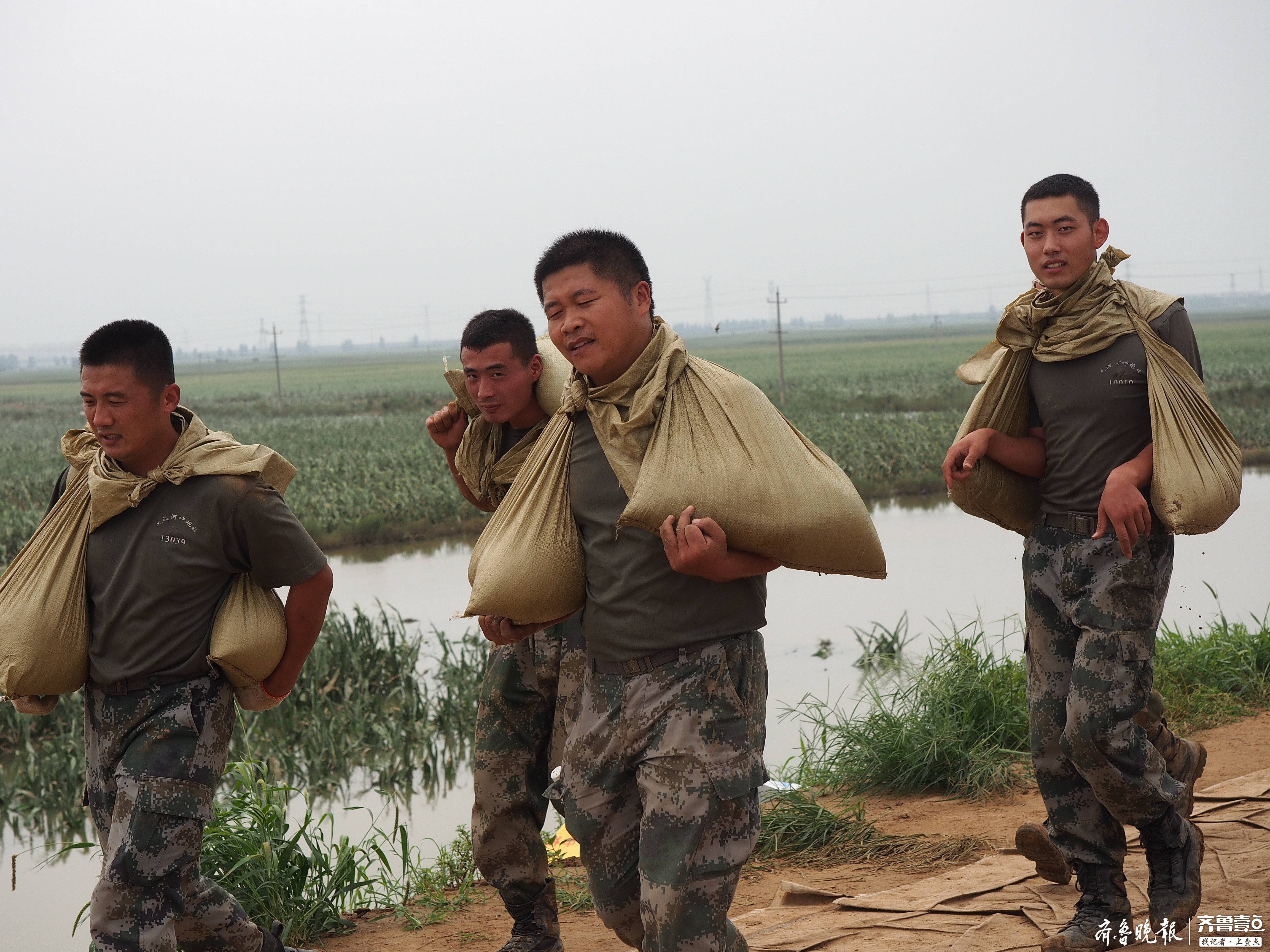 半天背一吨沙袋！寿光张僧河救援现场他们有最坚硬的脊梁！