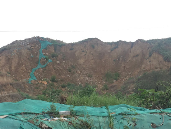 【啄木鸟在行动】凤鸣路“将山”公交站西侧有渣土裸露