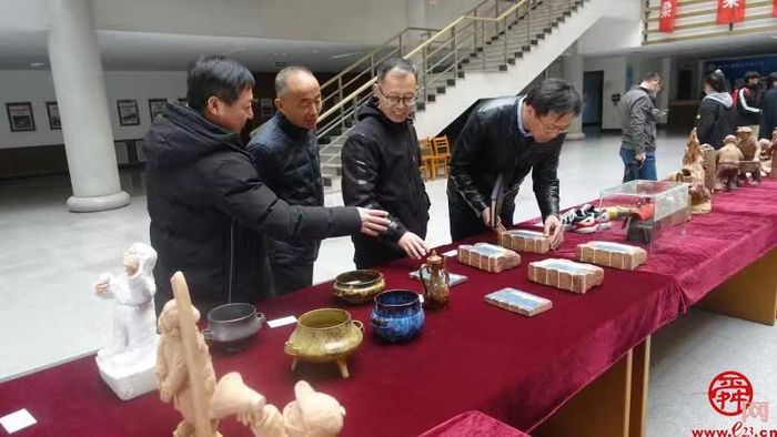 章丘非遗项目“德高陶艺作品展” 在济南工程职业技术学院开幕