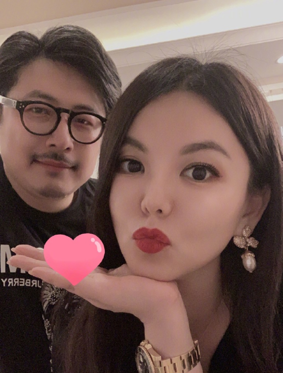 李湘王岳伦风波后合体现身|【吃瓜围观】李湘王岳伦风波后合体现身，夫妻全程牵手搂腰甜蜜爆表