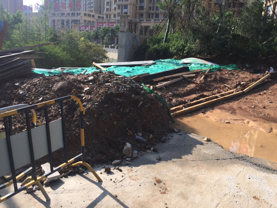 【啄木鸟在行动】华盛路凤园路交汇处东200米渣土覆盖不全，存在扬尘隐患