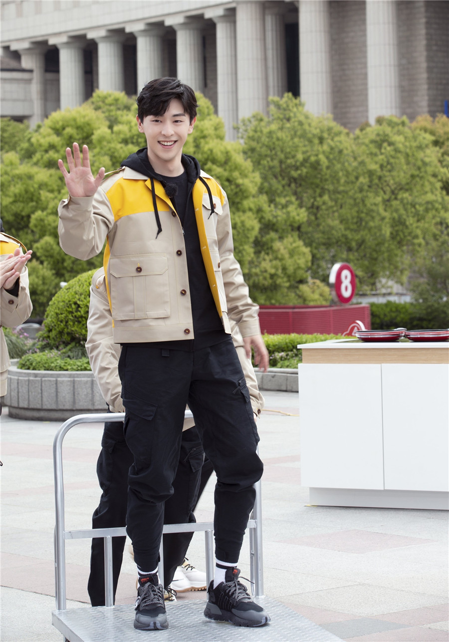 《极限挑战》第六季回归  热心市民邓伦开启恋爱助攻模式