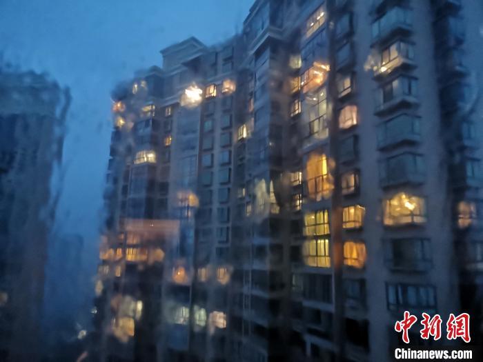 【台风实施路径发布系统最新消息】台风黑格比在浙江乐清登陆浙江沿海:风雨袭窗 树木连根拔起