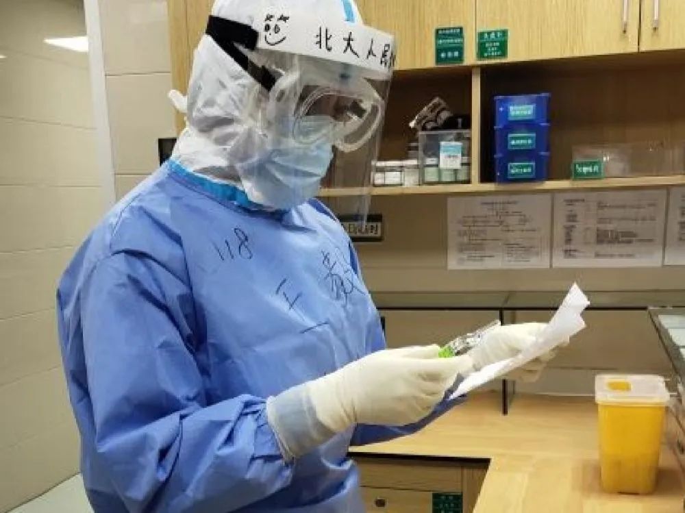 她们看见医生，却把脸背了过去！真相让人很是感慨