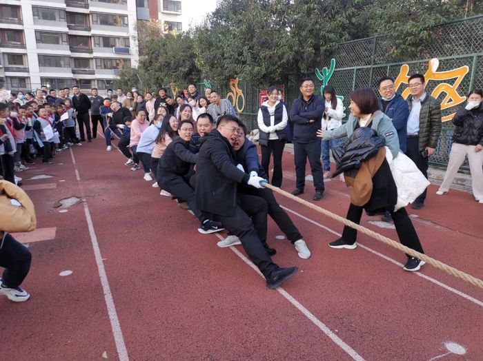 爸爸拔河太拼了！高新区凤凰路学校这样密切家校联系