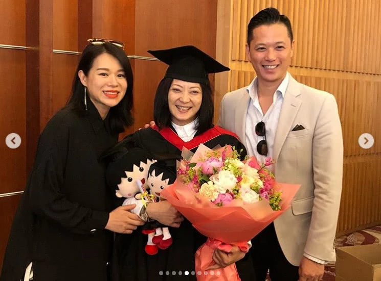胡杏儿挺七月孕肚现身经纪人毕业礼 老公陪伴左右超紧张
