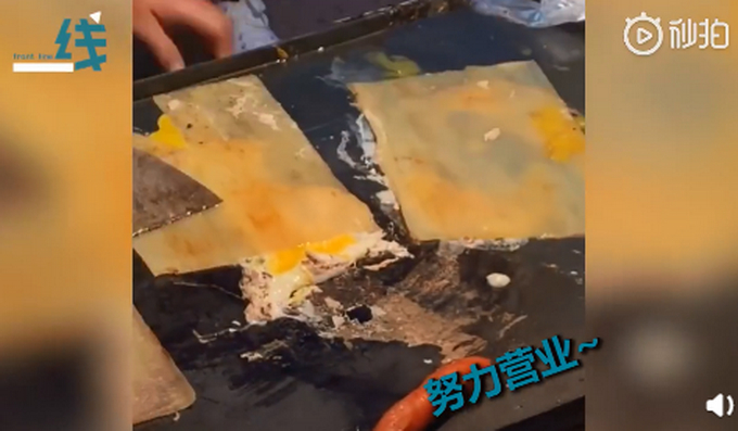 搞笑一幕!新手阿姨卖烤冷面手忙脚乱急坏网友 阿姨能让我自己做吗？