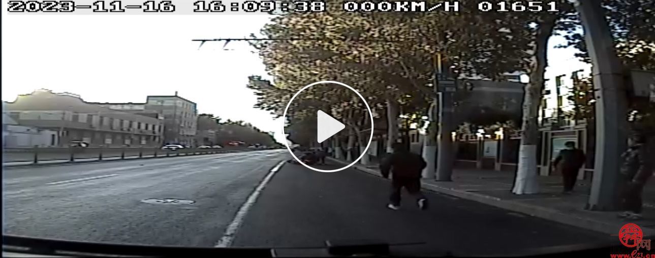 两辆电瓶车摔倒路边 济南公交驾驶员与热心市民齐救助