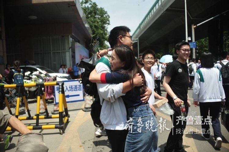 高考第1天，姐姐给弟弟一个大大的拥抱