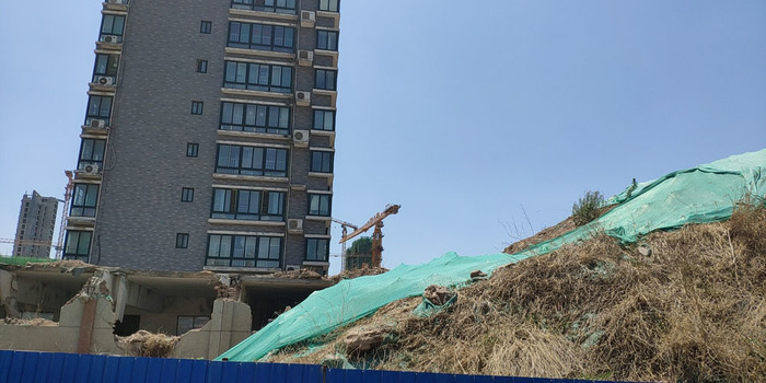 【啄木鸟在行动】历下区工业南路华达华苑施工防尘网形同虚设