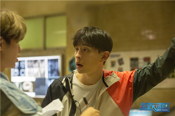 《密室大逃脱》杨幂爆笑尬唱 杨迪藏衣柜险被抓