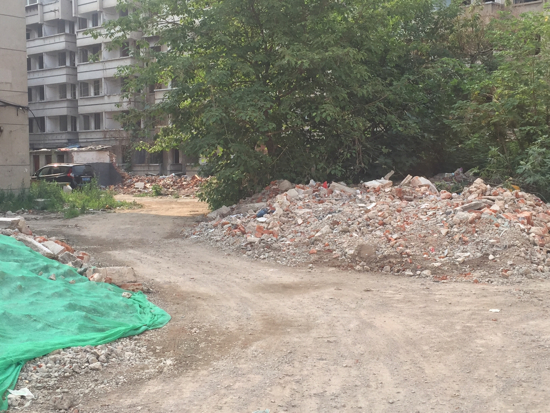 【啄木鸟在行动】天桥区阳光小区拆迁区域建筑垃圾未覆盖