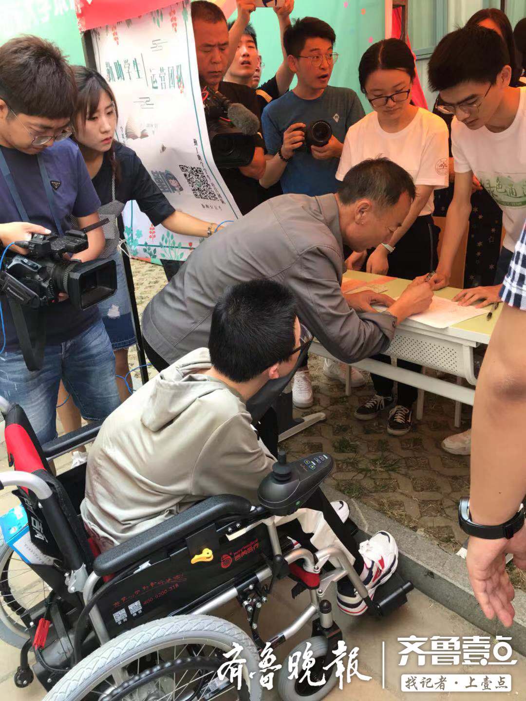 “爸爸背着上学”的张连川来报到了！山东大学为其专门改造了宿舍