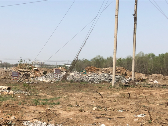 【啄木鸟在行动】历城区郭董路东侧大面积渣土及生活垃圾露天堆放
