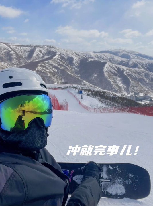 王源雪场滑雪摔倒 趴倒在地一路俯冲一不小心蛙了个泳