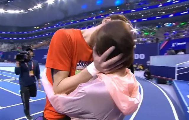 陈小|分手实锤？于小彤被问陈小纭表情尴尬，女方动作不断似有预兆