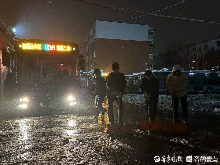雪后早高峰,济南5000多部公交车投入运营