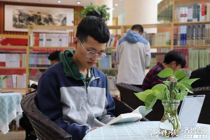 山东首个中医药校园书店落地，电子阅读时代，校园实体书店咋破围