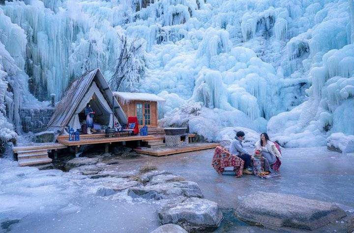 济南寒潮滚滚，南山冰瀑下的“铁锅炖”沐浴挺新奇