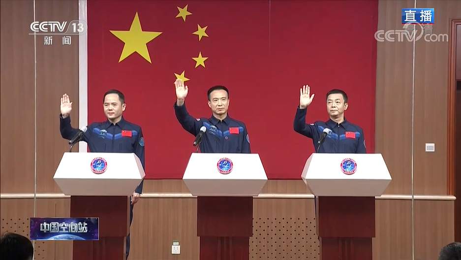 飞行本领依然青春!曾在太空翻筋斗的他时隔17年再圆梦