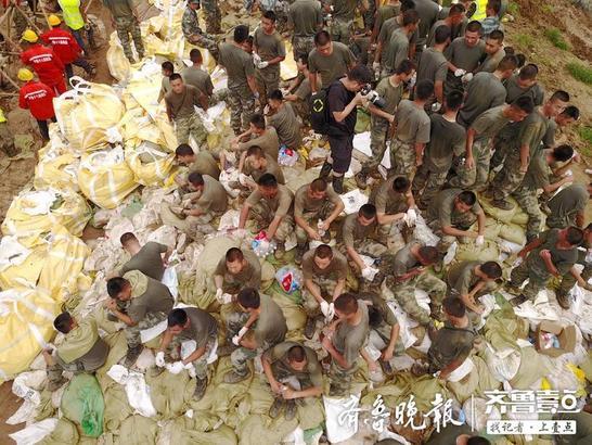 有人为你负重前行，寿光弥河决口的大堤上的感人画面