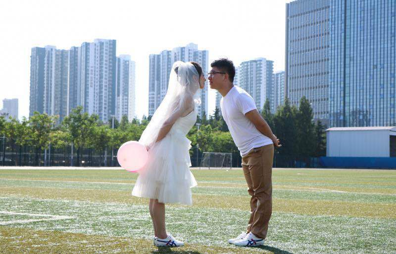 记录幸福瞬间：情侣毕业四年重返母校拍婚纱照