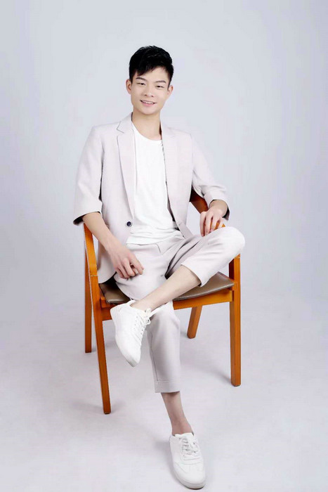 演员李青正式改名成李轻