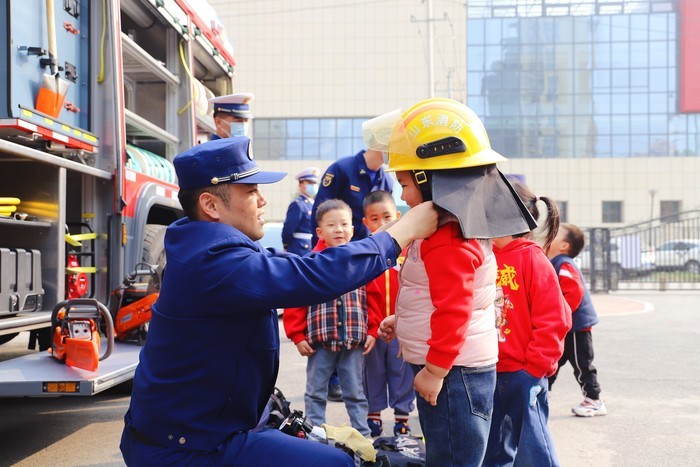 沉浸式体验消防员职业，历下区百合幼教集团这场运动会,有点不一样!