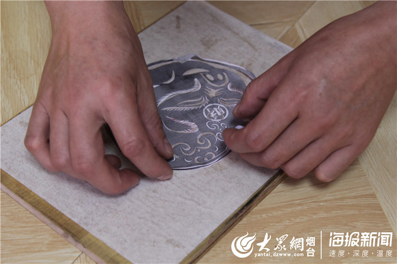 这就是山东丨剪纸大师朱曼华：一把剪刀剪出一个翩翩世界