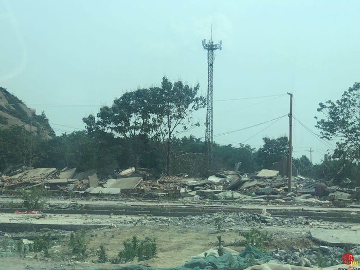 【啄木鸟行动】槐荫区匡山公园附近大量建筑垃圾渣土堆未覆盖防尘网