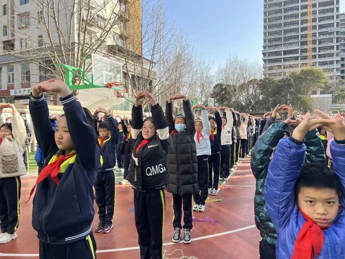 济南市德兴街学子带你一起学习八段锦