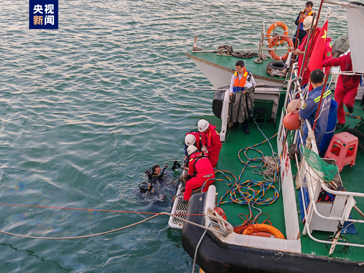 广东深圳一渔船翻扣两人被困 救助潜水员紧急救援