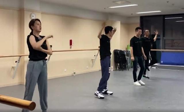 尼格买提|央视主持男团合体练劲舞，撒贝宁康辉小尼动作堪比广播体操
