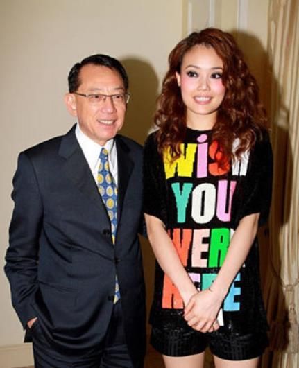 徐明朝,我道歉但不会向Yamy道歉|徐明朝 我道歉但不会向Yamy道歉!Yamy遭老板羞辱长得丑愤怒解约，容祖儿却获杨受成力捧成天后