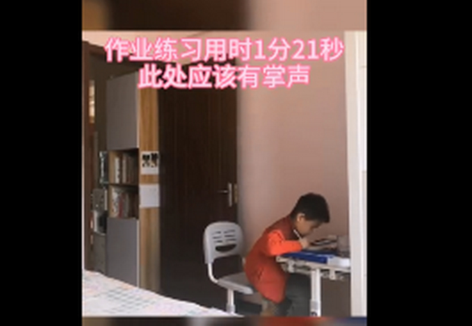 孩子独自写作业视频火了！像不像小时候的你？