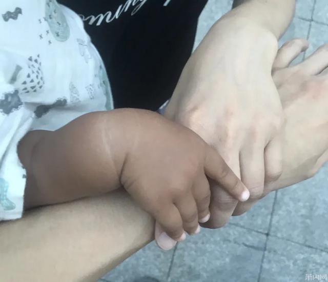 女儿3个月开始全身变黑，对比图火了！小伙无奈：是不是抱错了？