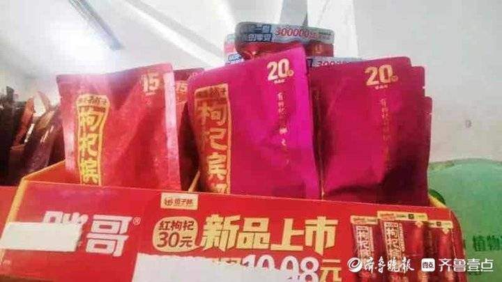 济南街边小超市和便利店也有槟榔在售，购买群体多为长途司机