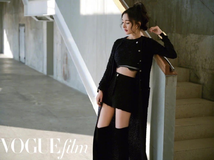 长靴|杨幂一身黑色又酷又飒 短裤配长靴大秀美腿