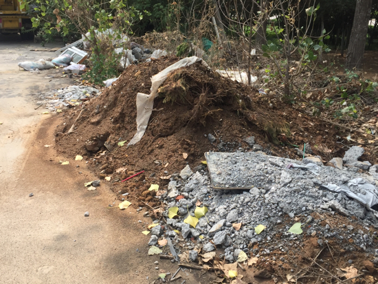 【啄木鸟在行动】经十路凤凰南路东南角加油站西邻有渣土裸露
