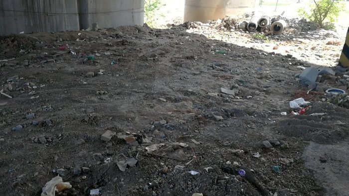 【啄木鸟在行动】槐荫区大杨旧货市场附近高架桥沿线垃圾裸露