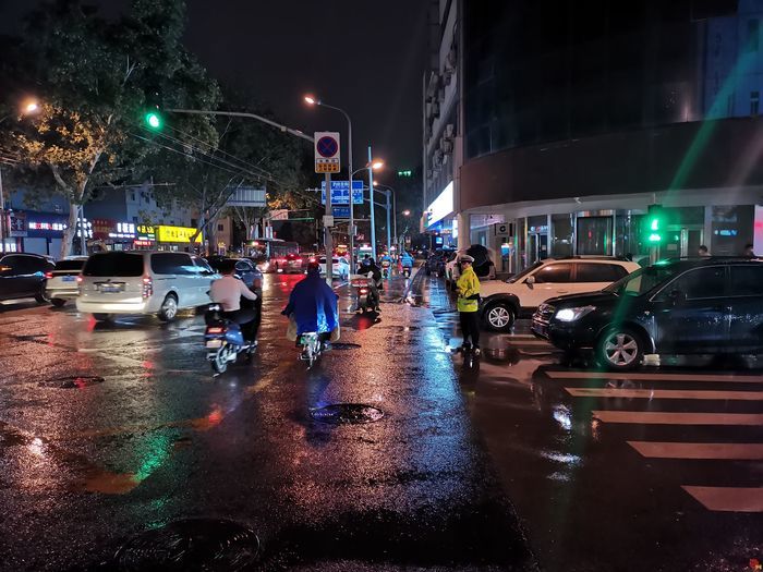 帮群众找回身份证，市民送来雨伞....警为民、民爱警温暖了雨夜的泉城