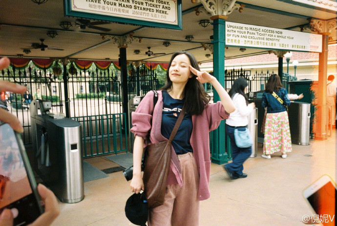 游客照模板！倪妮游迪士尼笑容灿烂