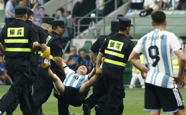 “冲进场内拥抱梅西”被羡慕？后果其实很严重