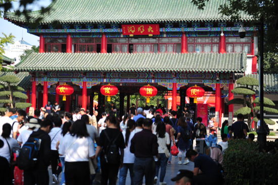 到处都是人从众 假期第二天六家重点监测景区人数破46万